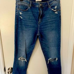 New never wore A&F distressed crop ankle jeans